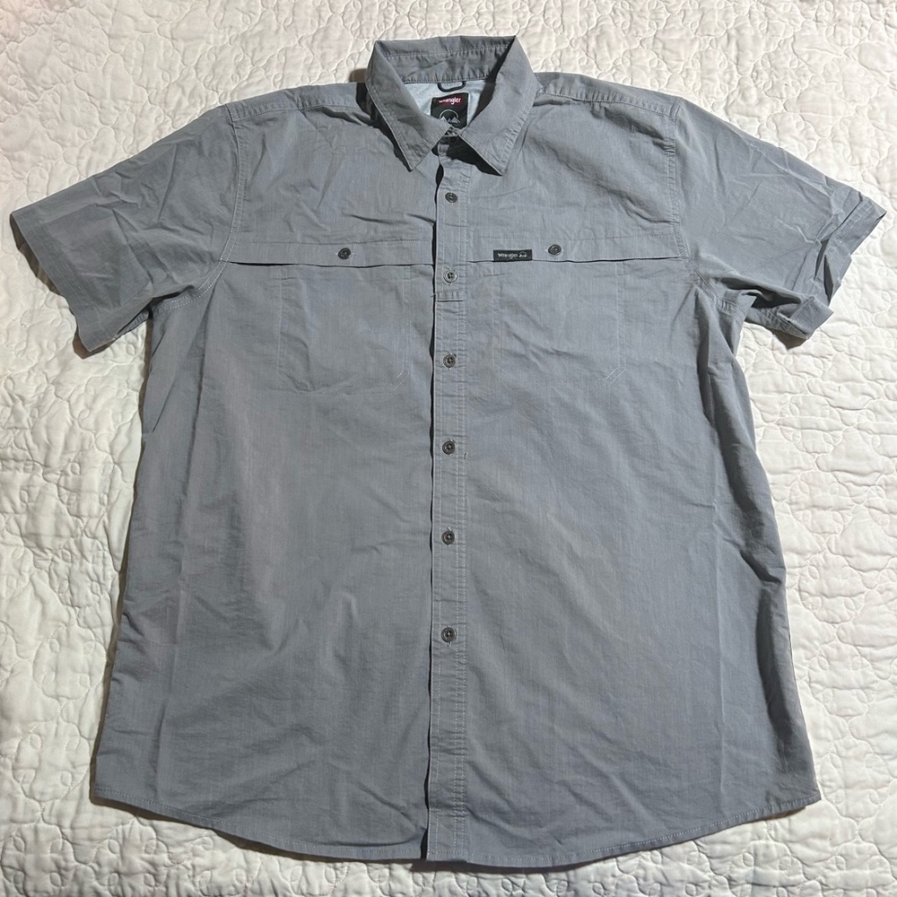 Men’s Wrangler Button Up Size Large Shirt